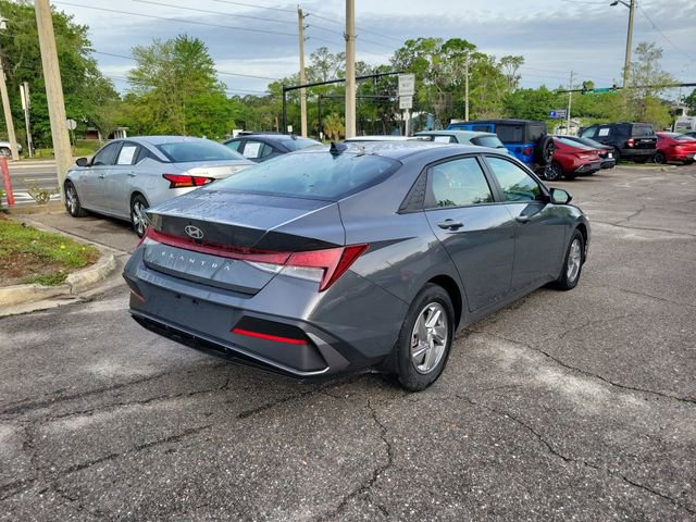 Used 2025 Hyundai Elantra SE image 2