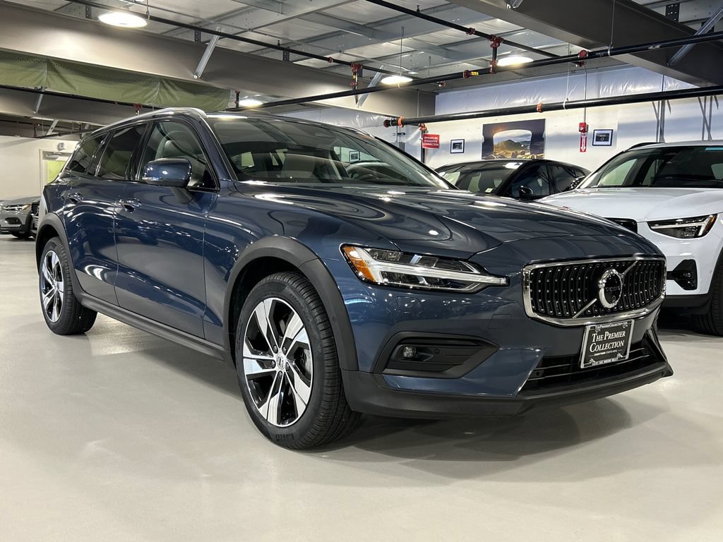 Used 2024 Volvo V60 B5 Cross Country Plus AWD/4WD image 1