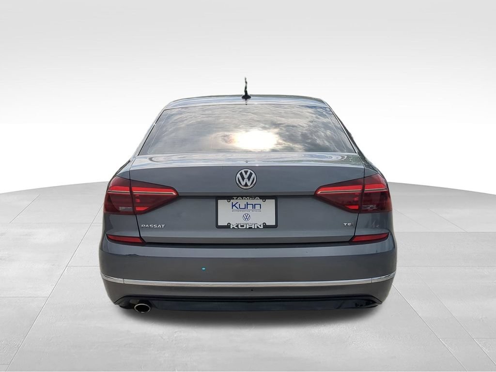 Used 2018 Volkswagen Passat 2.0T R-Line w/ R-Line Lighting Package FWD image 4