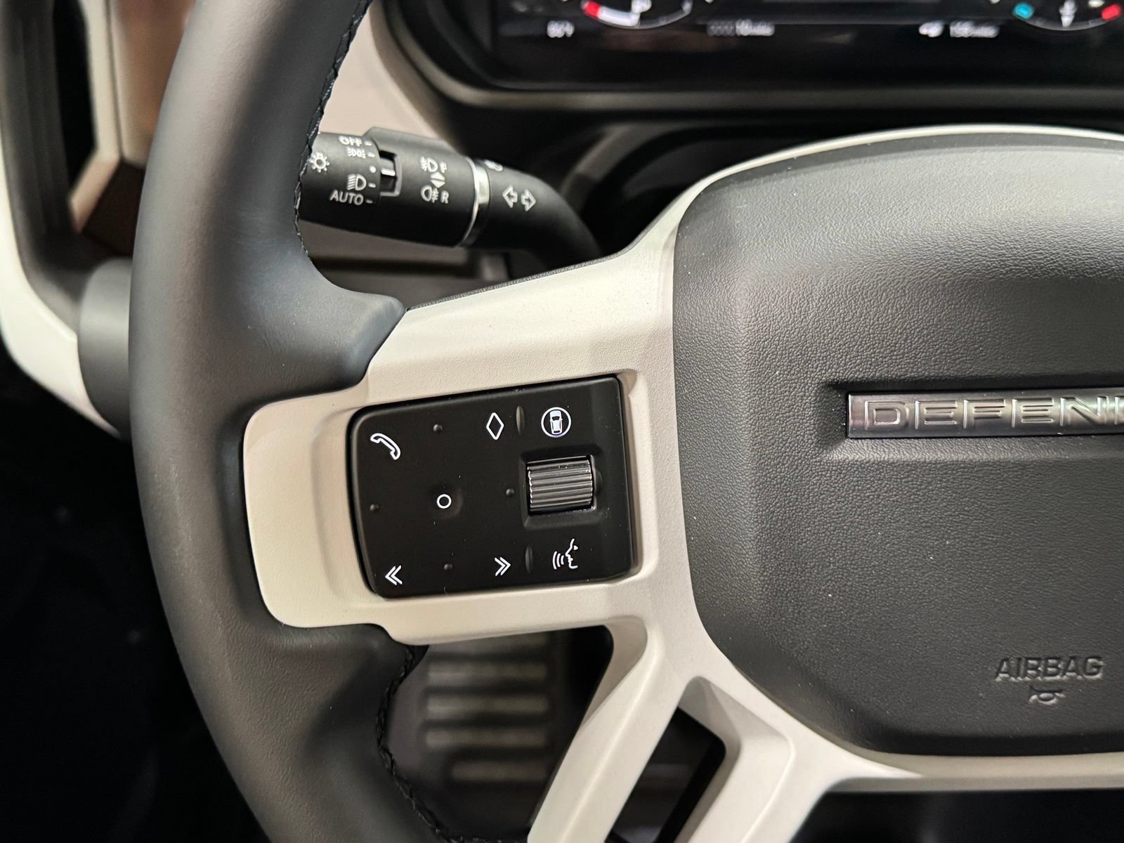 New 2026 Land Rover Defender 110 X-Dynamic SE AWD/4WD image 19