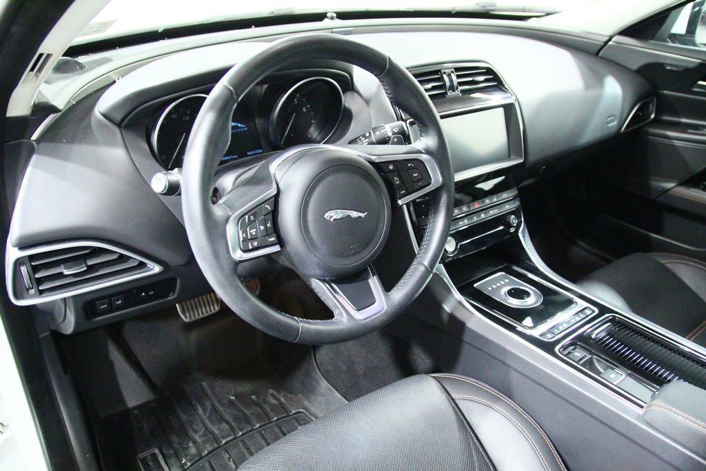 Used 2019 Jaguar XE Prestige image 5
