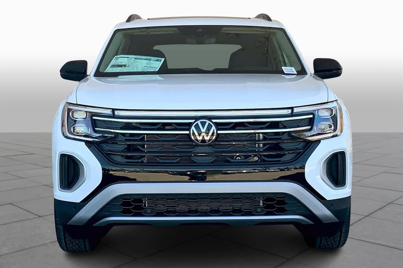 Used 2025 Volkswagen Atlas Peak Edition SE AWD/4WD image 3