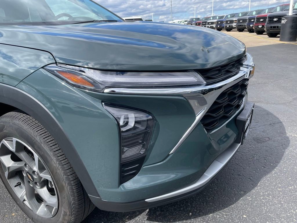 Used 2025 Chevrolet Trax LT FWD image 24
