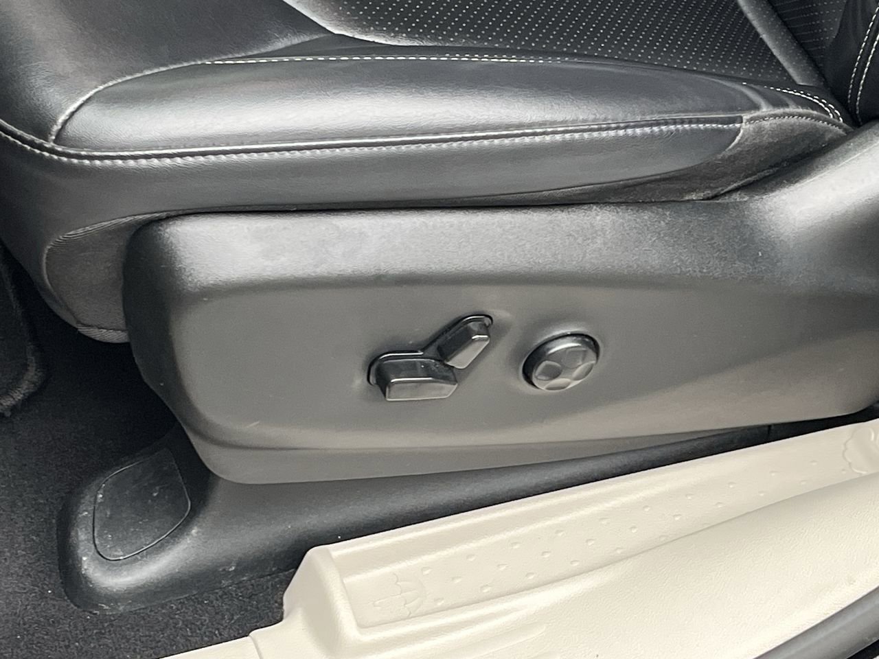 Used 2024 Chrysler Pacifica Touring-L FWD image 10
