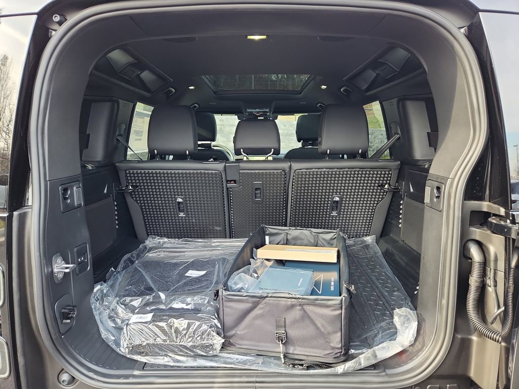 Used 2026 Land Rover Defender 110 X-Dynamic SE image 13