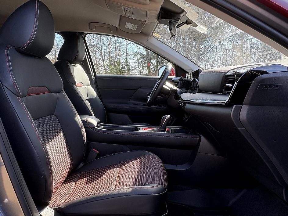 Used 2025 Nissan Kicks SR w/ Illumination Package image 13