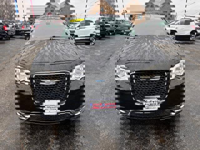 Used 2017 Chrysler 300 Touring w/ Value Package image 2