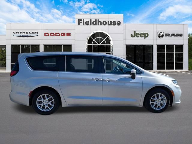 Used 2023 Chrysler Pacifica Touring-L FWD image 10