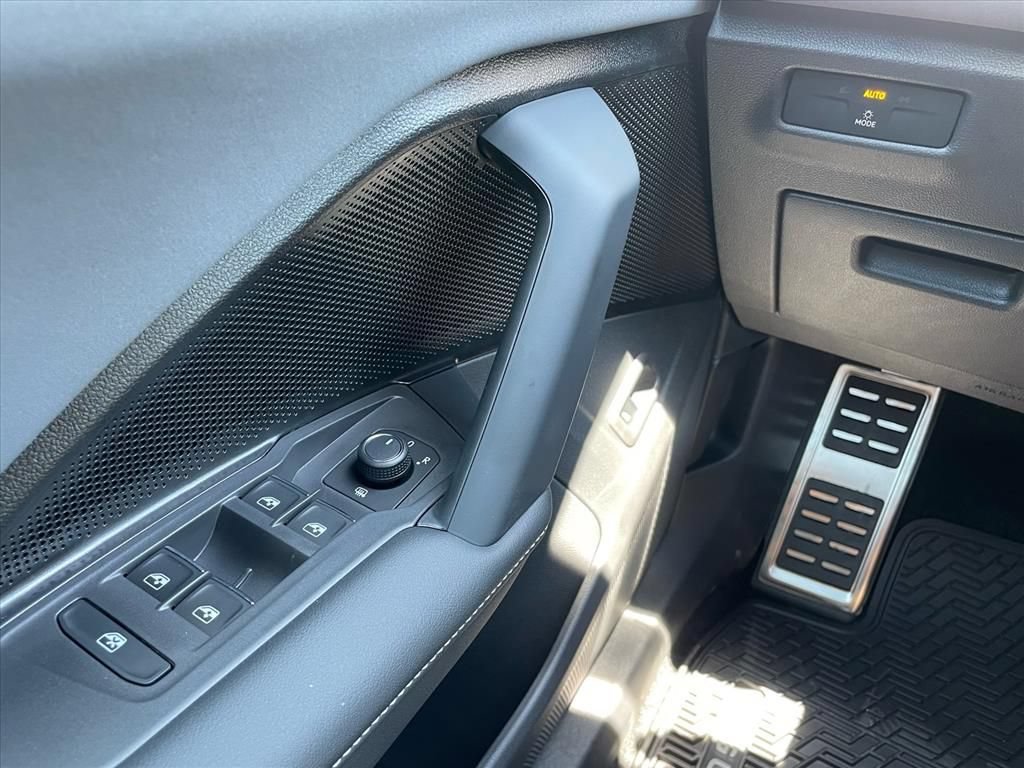New 2026 Volkswagen Tiguan SE R-Line FWD image 12