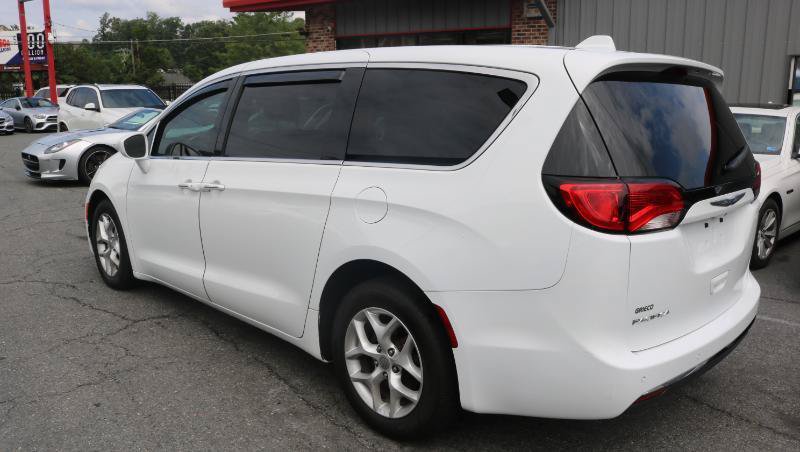 Used 2020 Chrysler Pacifica Touring w/ Tire & Wheel Group FWD image 5