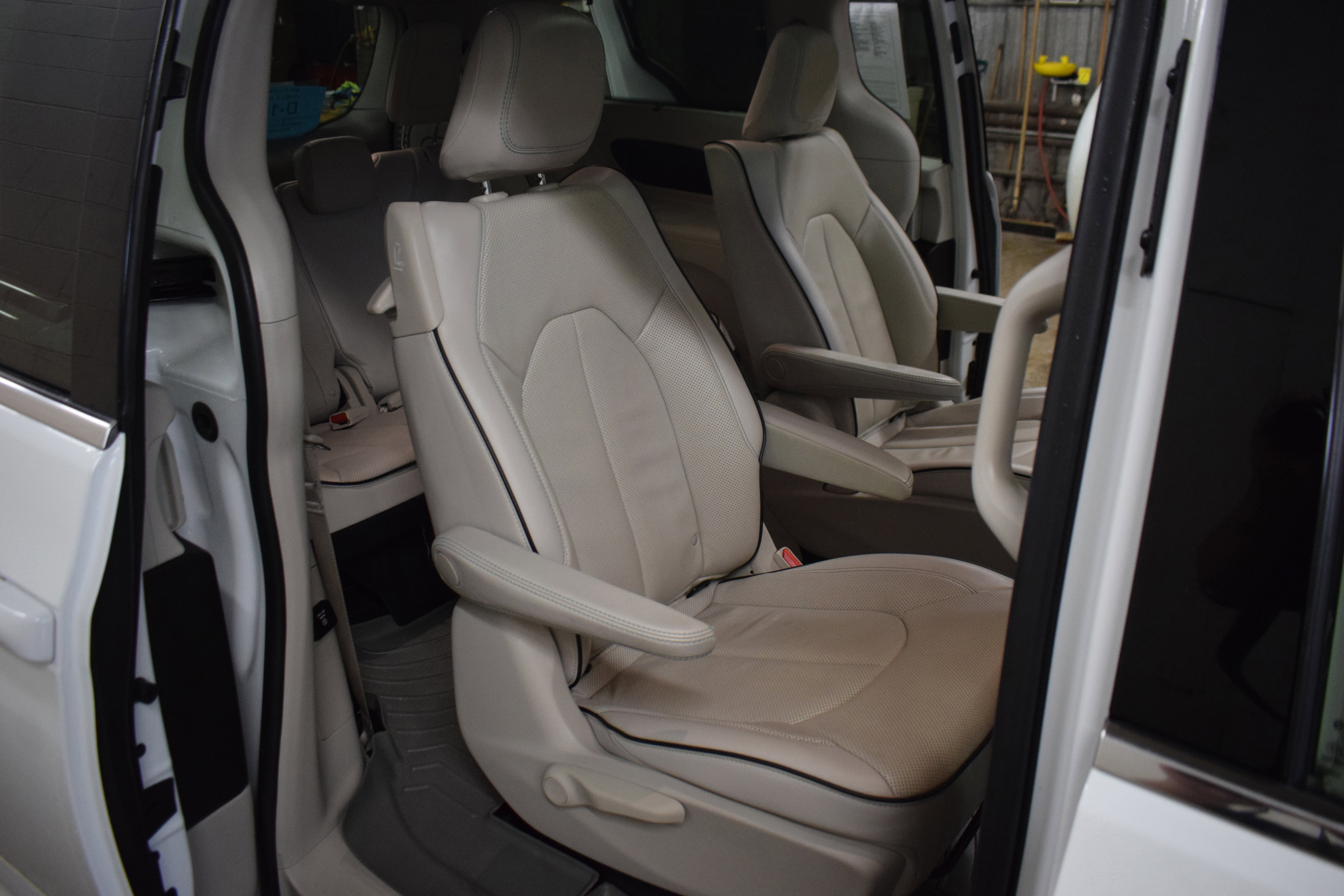 Used 2017 Chrysler Pacifica Platinum image 6