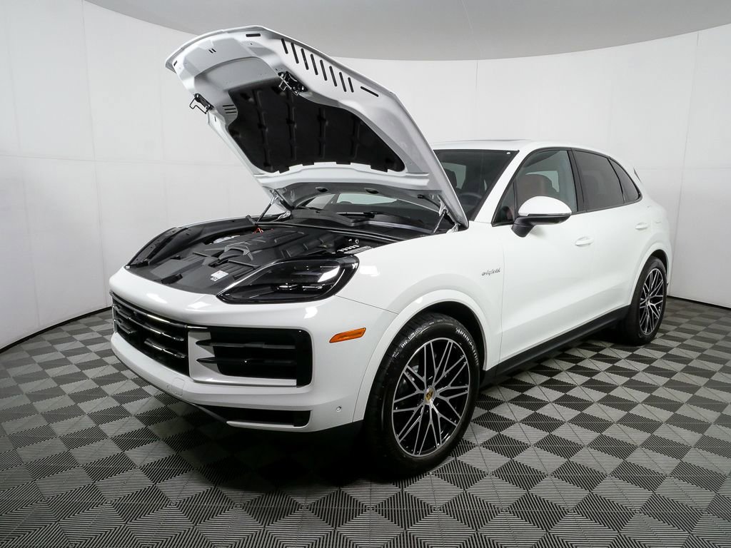 Certified 2024 Porsche Cayenne AWD/4WD image 35