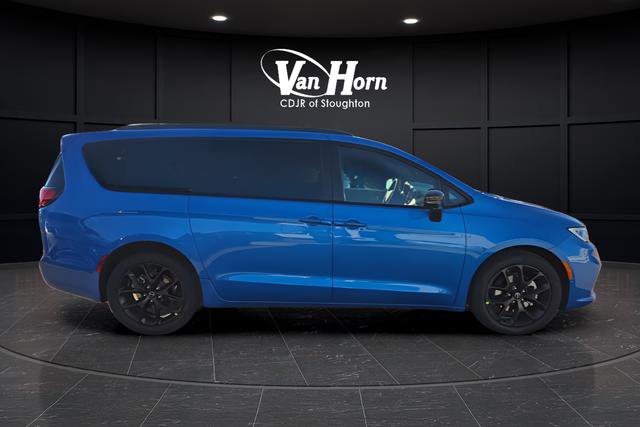 New 2026 Chrysler Pacifica Select w/ S Appearance Package image 2