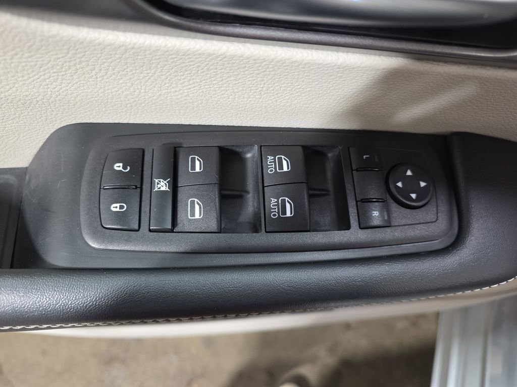 Used 2023 Chrysler Pacifica Touring-L image 29