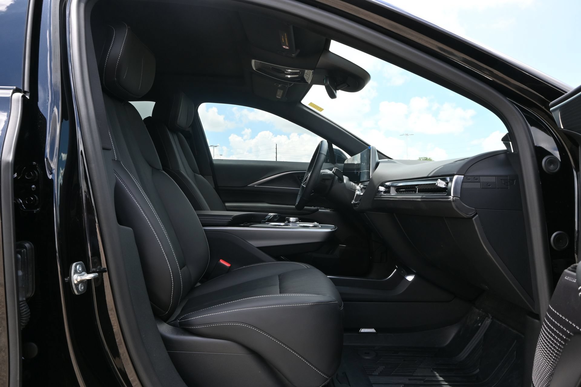Used 2025 Cadillac Lyriq Luxury w/ LPO, Floor Liner Package AWD/4WD image 23