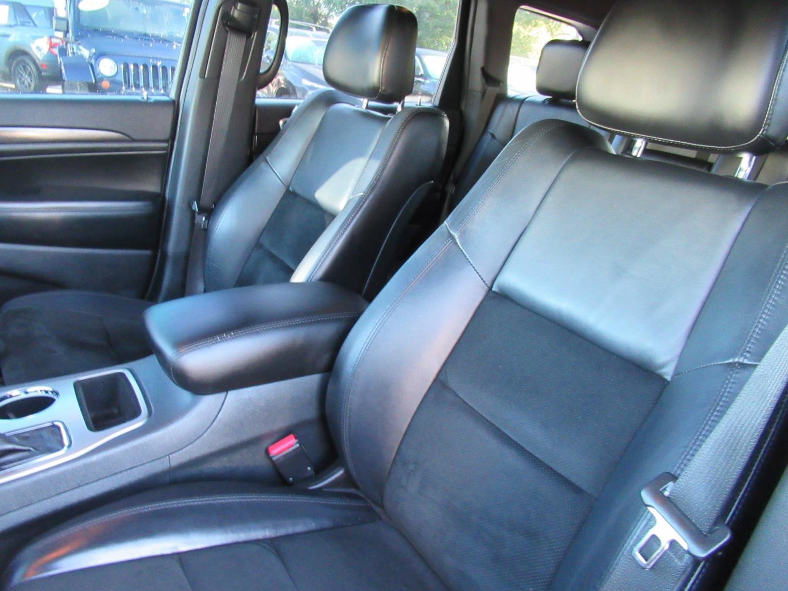 Used 2018 Jeep Grand Cherokee Altitude RWD image 19