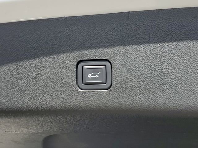 Used 2023 Chevrolet Traverse LT image 8