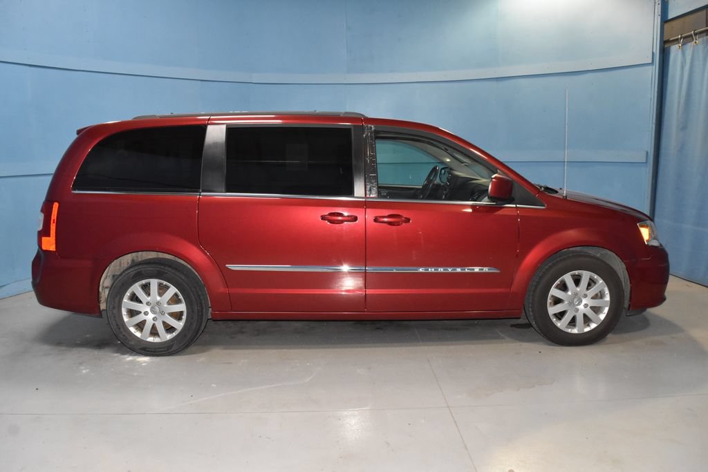 Used 2016 Chrysler Town & Country Touring FWD image 21