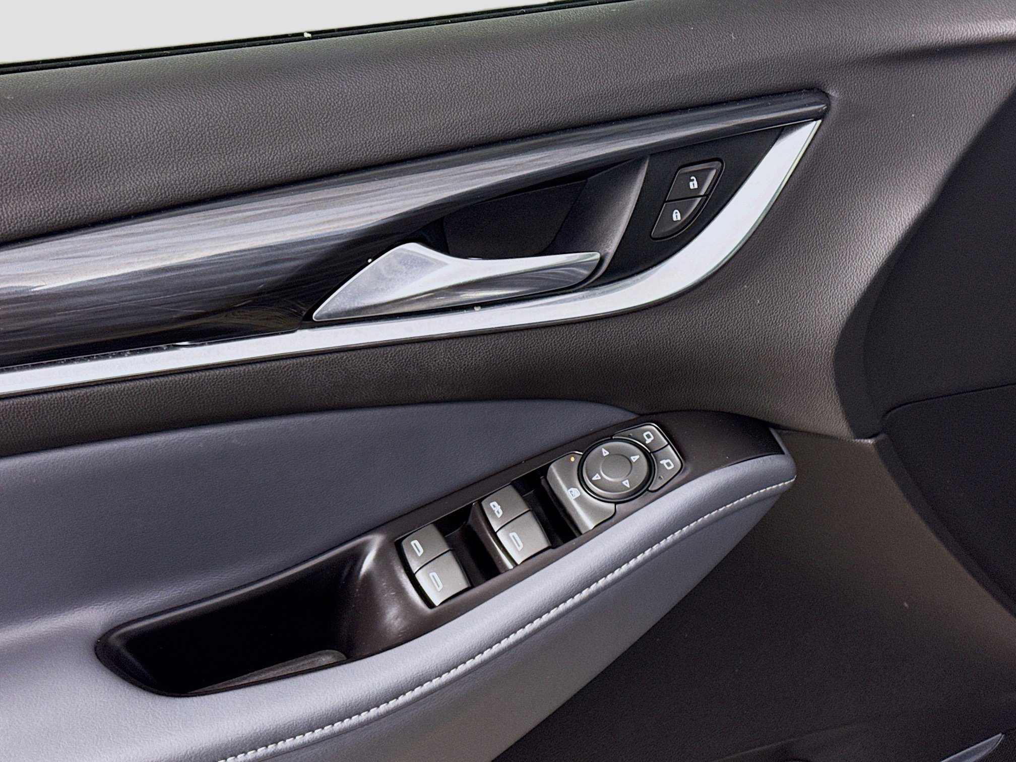 Used 2018 Buick Enclave Essence FWD image 24