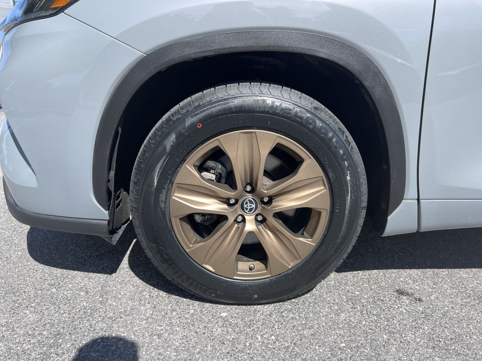 Used 2023 Toyota Highlander Bronze Edition FWD image 12
