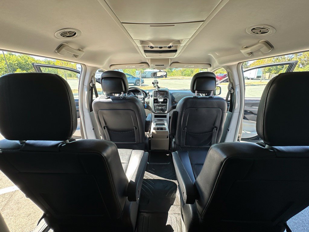 Used 2014 Chrysler Town & Country Touring FWD image 22