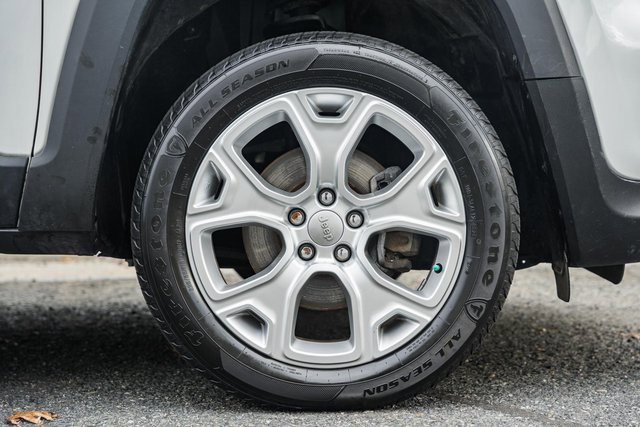 Used 2019 Jeep Renegade Latitude w/ Cold Weather Group image 28