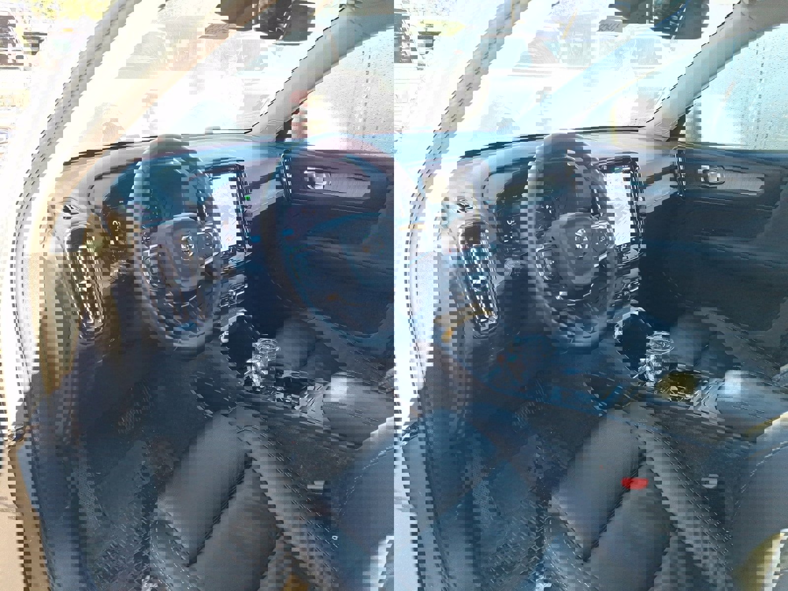 Used 2023 Volvo XC40 B5 Plus image 7