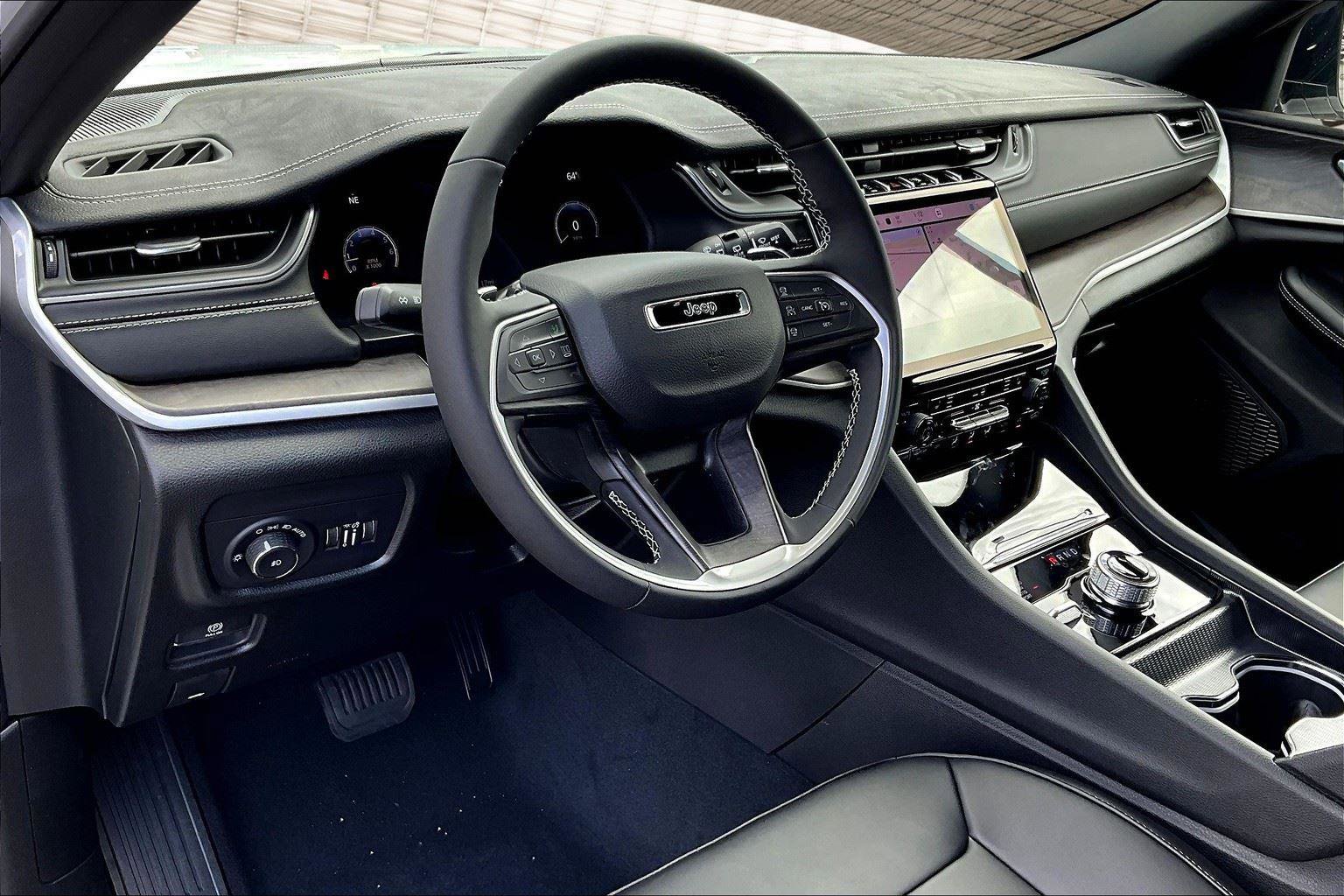 New 2025 Jeep Grand Cherokee Limited w/ Trailer Tow Package image 7