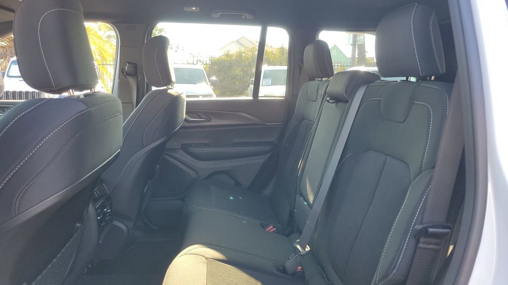 Used 2025 Jeep Grand Cherokee Laredo image 12