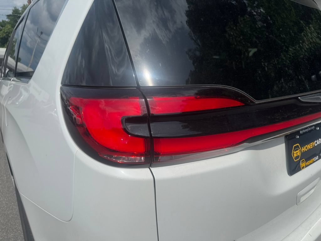 Used 2025 Chrysler Pacifica Select AWD/4WD image 9
