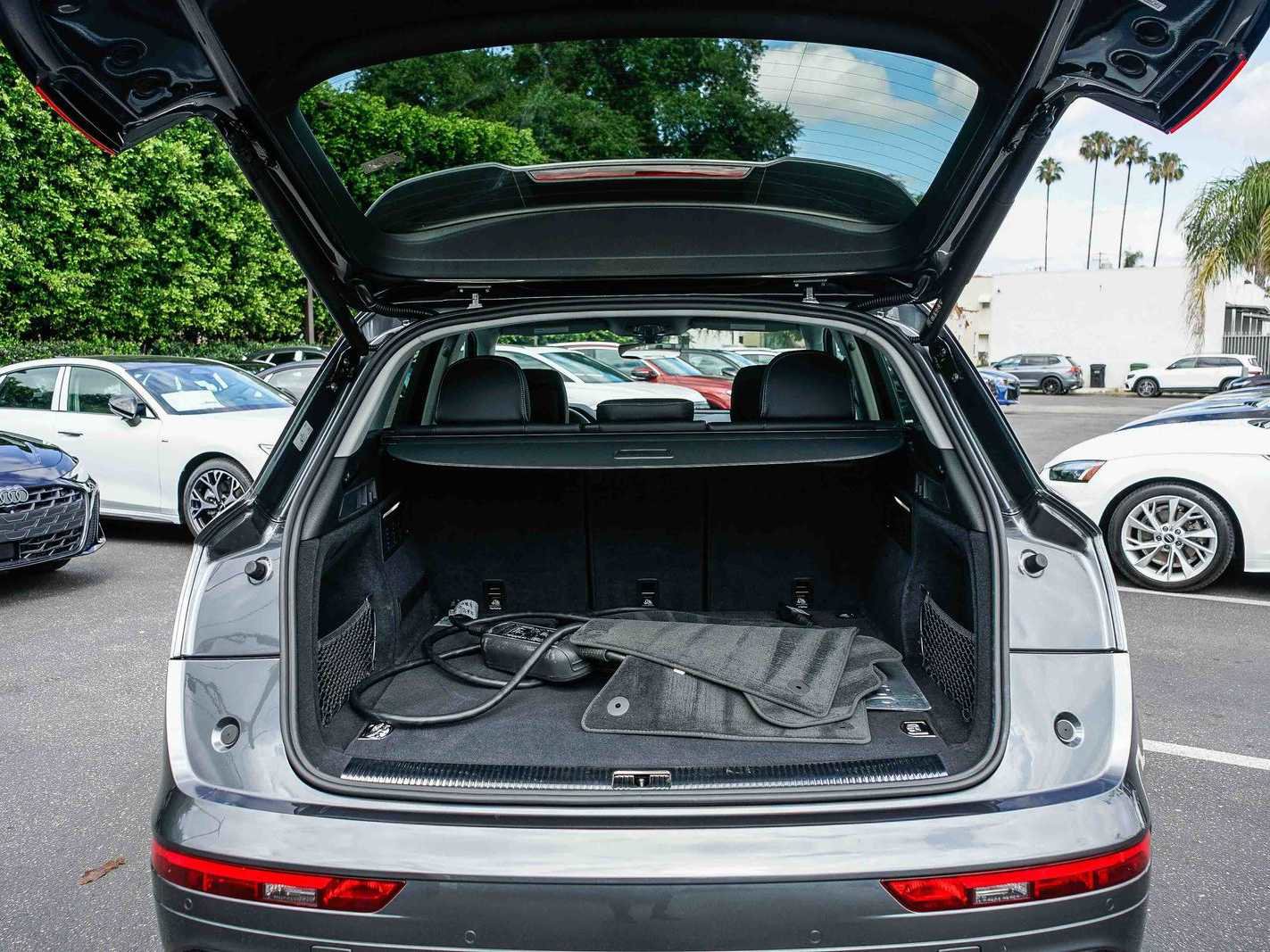 Used 2023 Audi Q5 e Premium w/ Convenience Package image 26