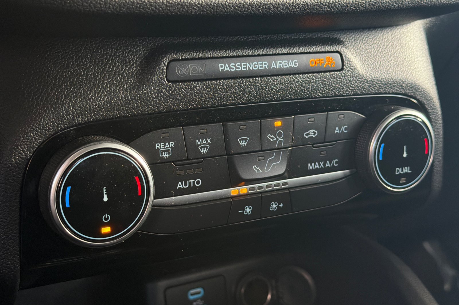 Used 2022 Ford Escape SE w/ SE Sport Appearance Package FWD image 24