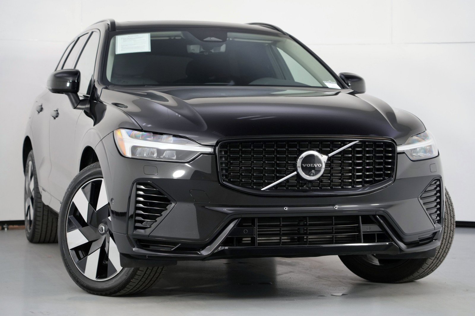 Used 2025 Volvo XC60 T8 Plus w/ Climate Package PRO image 4