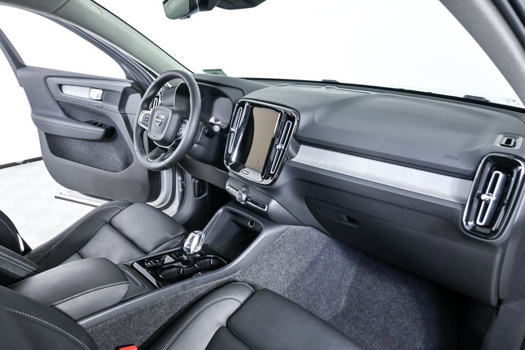 Certified 2025 Volvo XC40 B5 Plus image 25