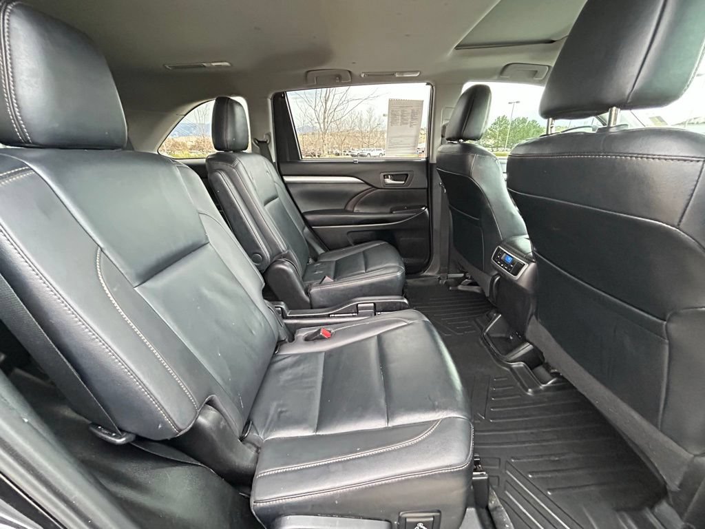 Used 2019 Toyota Highlander XLE FWD image 28