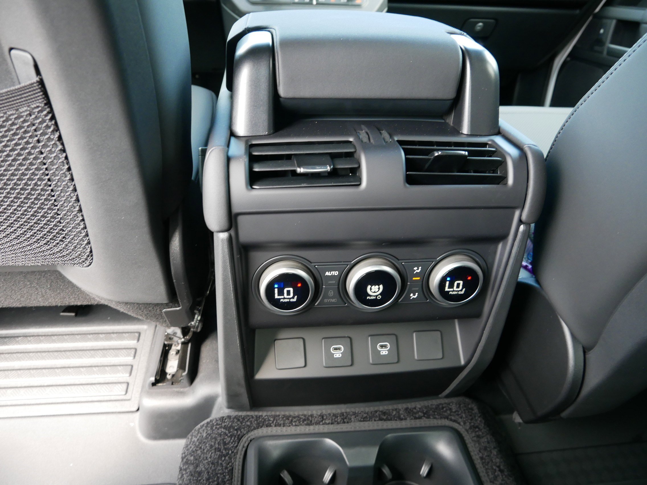 New 2025 Land Rover Defender 130 X-Dynamic SE image 8