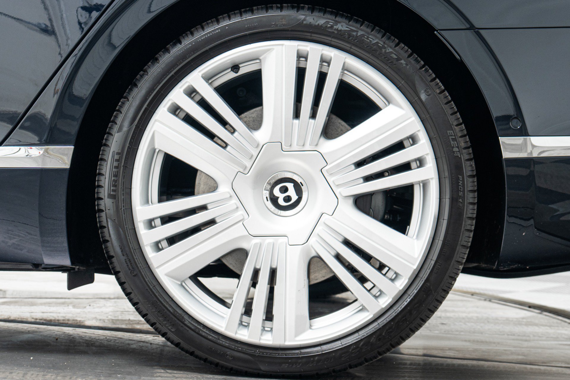 Used 2026 Bentley Flying Spur Plug-In Hybrid AWD/4WD image 11