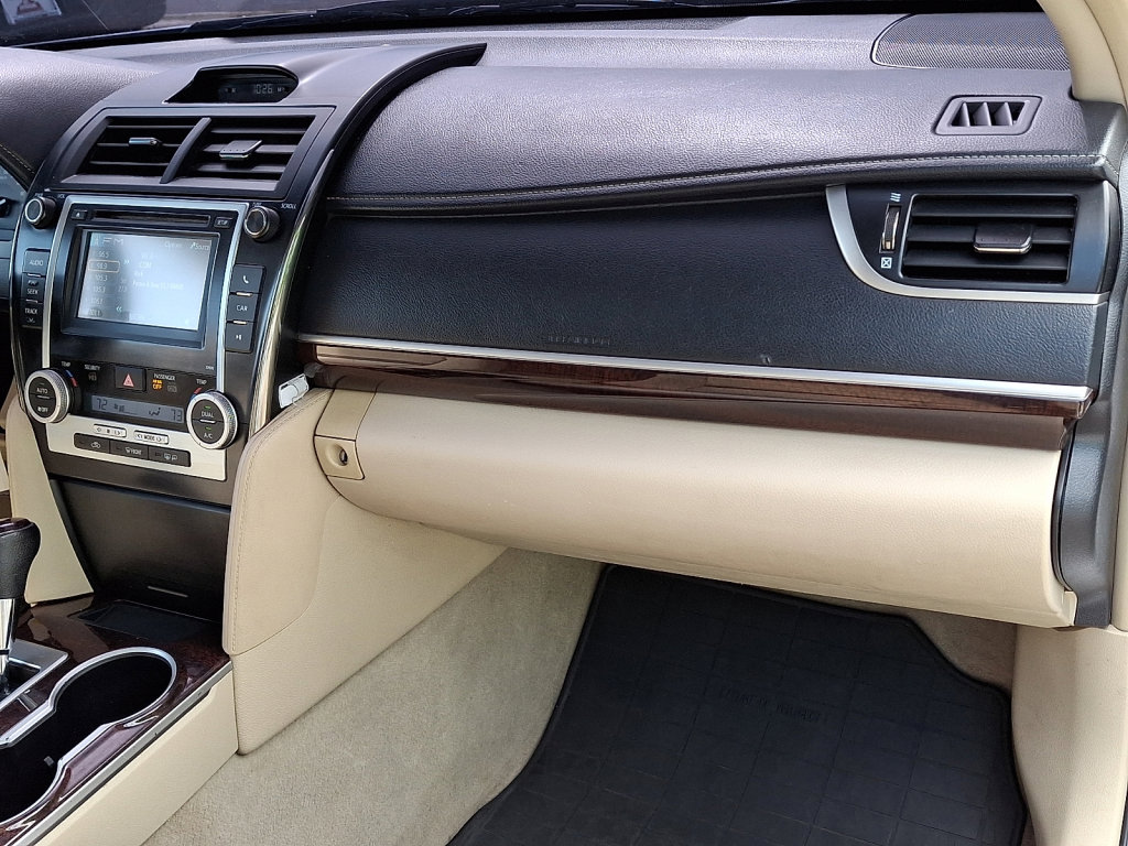 Used 2013 Toyota Camry XLE w/ Preferred Accessory Pkg FWD image 9
