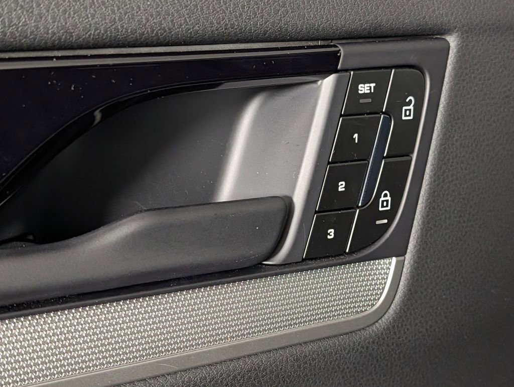 Certified 2025 Porsche Cayenne Coupe image 24