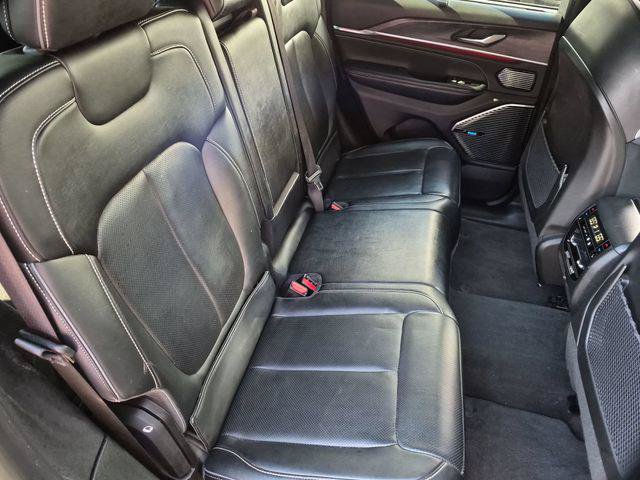 Certified 2022 Jeep Grand Cherokee Overland w/ Luxury Tech Group IV AWD/4WD image 21