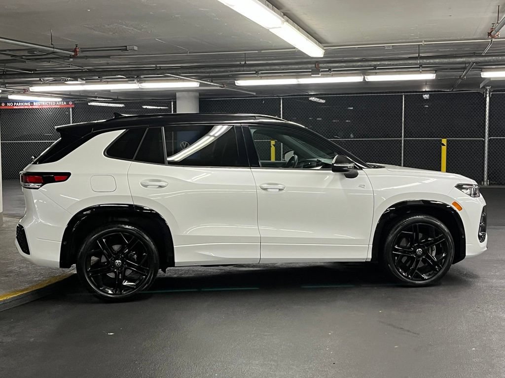 Used 2025 Volkswagen Tiguan SE R-Line AWD/4WD image 42