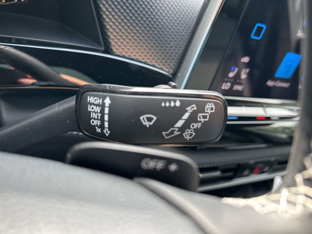 Used 2025 Volkswagen Atlas Cross Sport SEL image 24