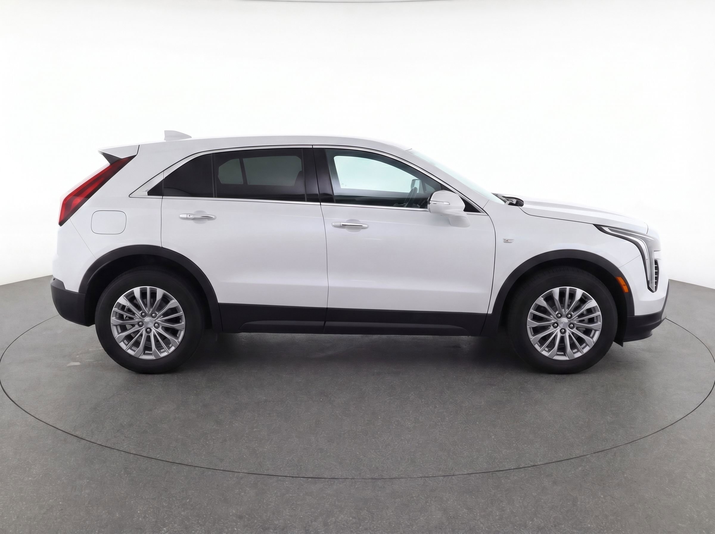 Certified 2024 Cadillac XT4 Luxury w/ Cold Weather Package FWD image 8