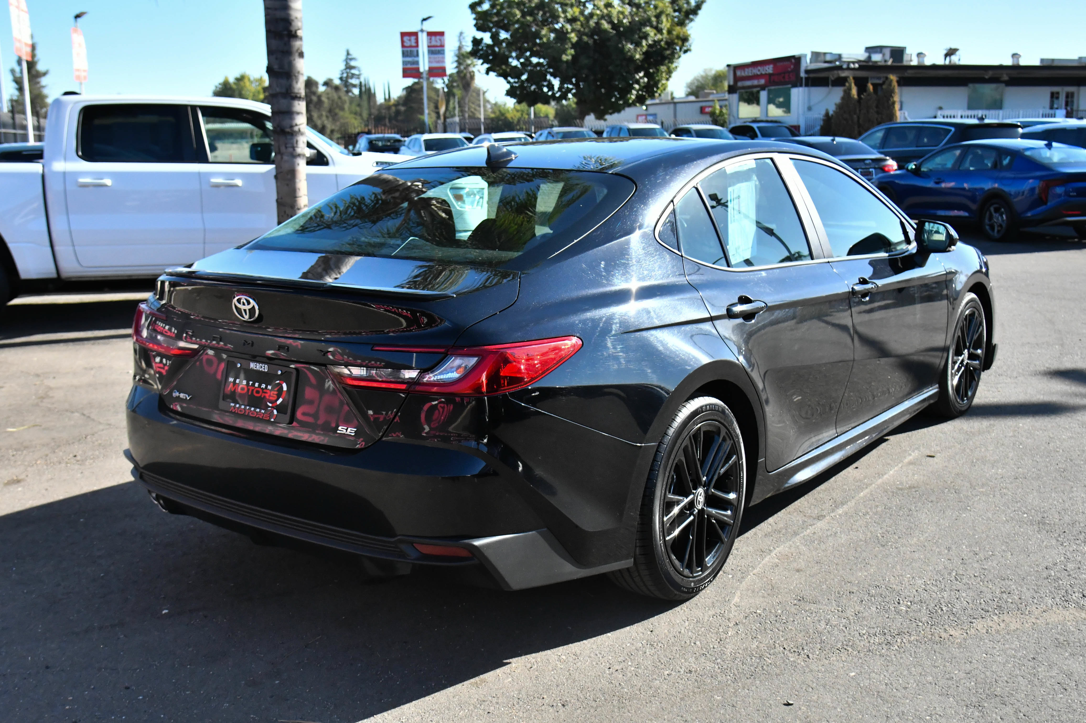 Used 2025 Toyota Camry SE FWD image 8