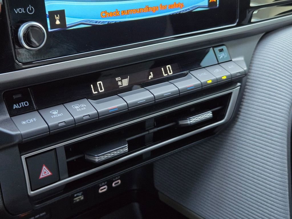 Used 2025 Toyota Camry SE image 17