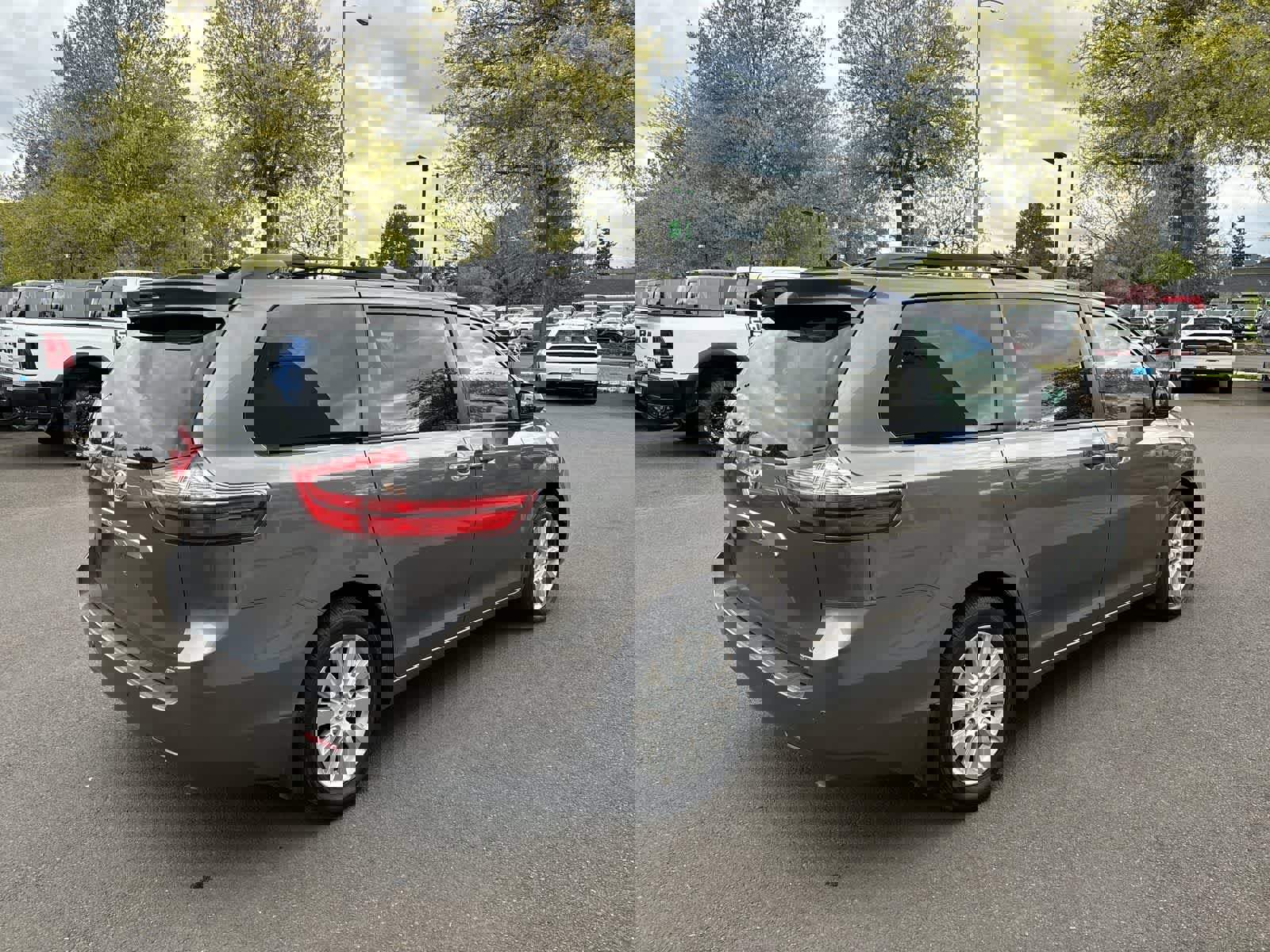 Used 2015 Toyota Sienna Limited image 3