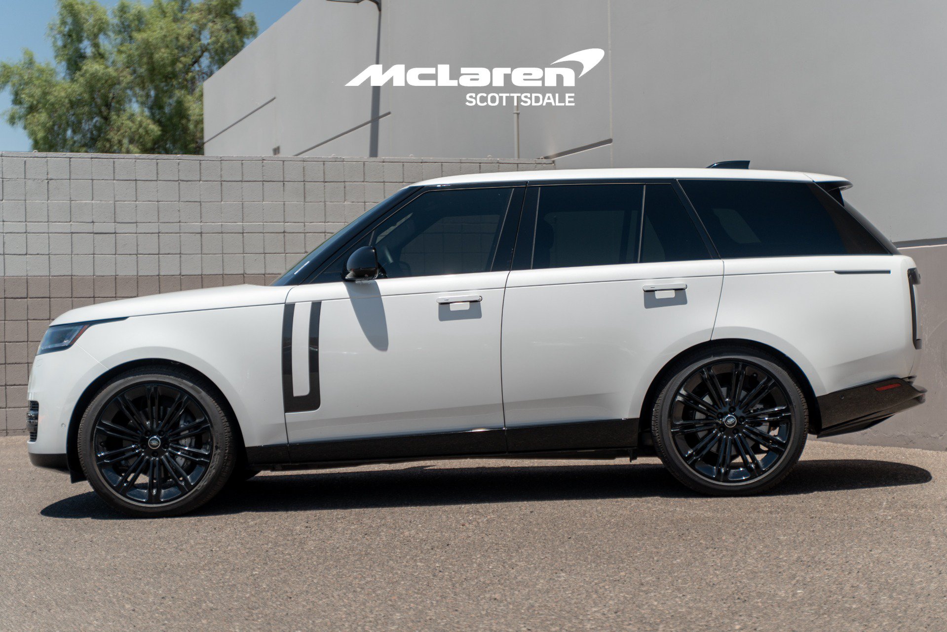 Used 2025 Land Rover Range Rover SE AWD/4WD image 4