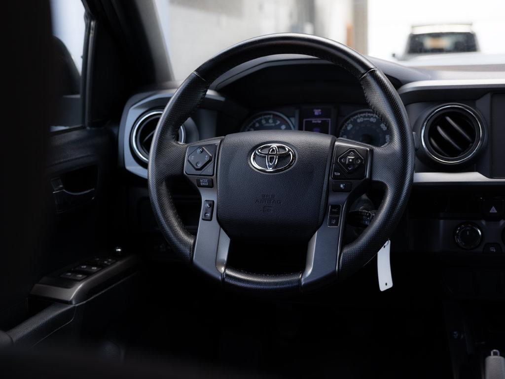 Used 2018 Toyota Tacoma TRD Sport AWD/4WD image 10