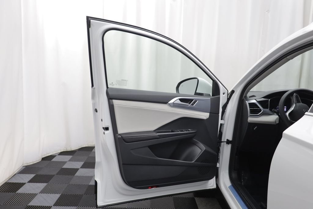 New 2026 Volkswagen Taos SE AWD/4WD image 5