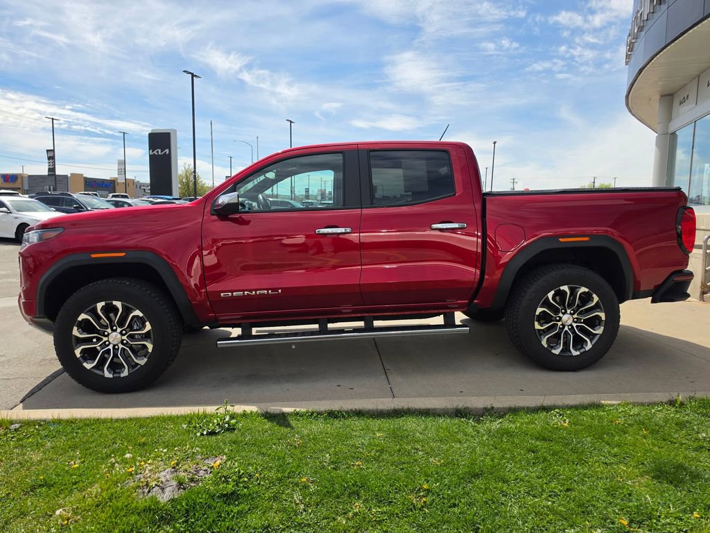 Used 2025 GMC Canyon Denali image 9